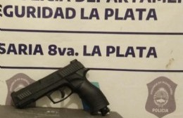 Los vecinos se asustaron y llamaron al 911: Atrapan a un sujeto armado con una réplica de un arma