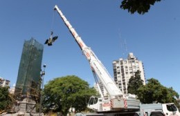 Con la remoción del águila, comenzó la reubicación del monumento de Plaza Italia