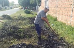 Vecinos y vecinas salieron a limpiar zanjas ante la llegada de las tormentas