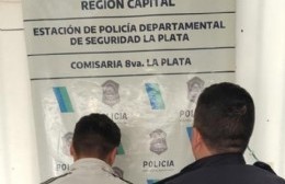 Se subió a los techos para robarle los caños a un abuelo