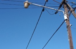 Poste de luz se vienen abajo y los vecinos esperan meses su reposición que muchas veces no llega