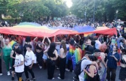 Multitudinaria marcha del Orgullo TLGBINB en La Plata