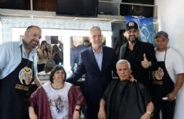 La Fundación Barberos Solidarios inauguró un local que brindará cortes gratuitos