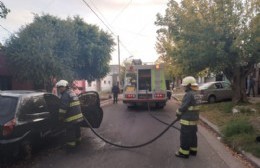 Rápido accionar de los bomberos evita incendio de un auto