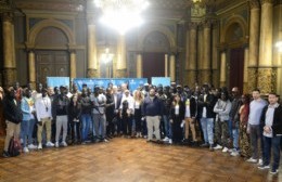 La comunidad senegalesa adhirió al programa de la Municipalidad y deja la vía pública