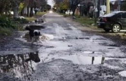 Altos de San Lorenzo: Calle detonada por una pérdida y el agua que no circula por las zanjas