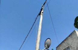 Un poste pone en riesgo a vecinos de Altos de San Lorenzo