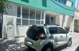 Vehículo estacionado en la vereda a metros de Tribunales