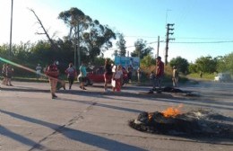 Vecinos de Etcheverry están cansados de no ser escuchados por la gestión y cortaron la avenida 44