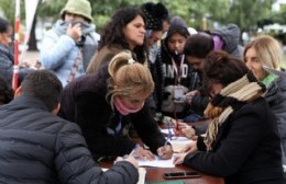 Consenso con vendedores ambulantes de Plaza Italia: adhieren al programa de reconversión de la venta ilegal