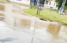 Corte de agua por rotura de un caño y calles anegadas en 120