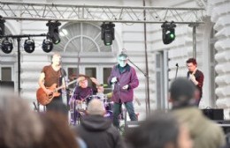 Artistas locales hicieron vibrar el Palacio Municipal en una nueva edición de "Rock en el Playón"