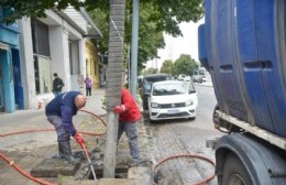 Habría un vuelco sistemático de basura que estaría provocando que el agua inunde parte del casco