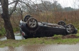 La calle le jugó una mala pasada: Patinó, agarró un montículo y terminó volcando