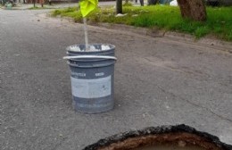 Apareció un enorme pozo en medio de la calle