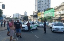 Taxistas cortaron durante la mañana del miércoles 1 y 44