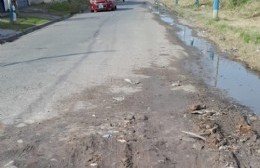 En vez de bacheo tapan pozos con escombros en Villa Elvira