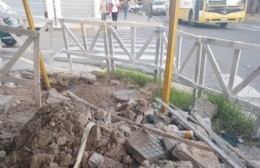 Comerciante de Villa Elvira se cansó y reparó la vereda de su negocio que había levantado el Municipio