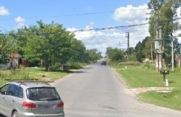 En Los Hornos revolean las bolsas de basura desde autos en movimiento