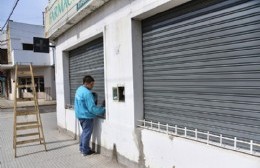 La Municipalidad recupera el espacio público local limpiando paredes en el Centro platense