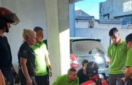 Bomberos de Villa Elvira socorrieron a una mujer que amenazaba con tirarse de un edificio en 7 entre 70 y 71