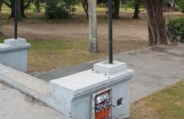 Parque Saavedra: Se roban las tapas y dejan cables al alcance de los niños