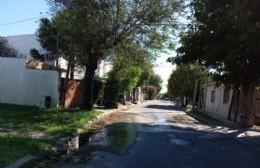 Por una doble pérdida de agua temen que se venga abajo la calle