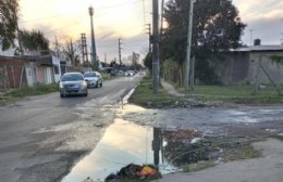 Zanjas tapadas provocan que el agua circule por la calle