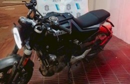 Atrapan dos menores y recuperan moto robada