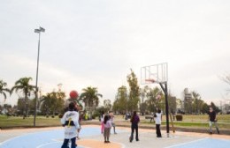 Ya se puede practicar básquet y fútbol tenis en las nuevas canchas que instaló el Municipio