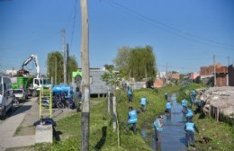 Más de 200 trabajadores participaron de un megaoperativo de saneamiento en el Arroyo Regimiento