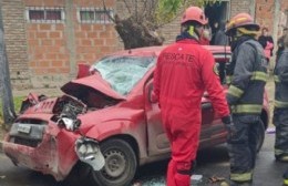 Se le escapó el auto y chocó contra un camión