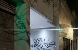 Apresan a dos grafiteros en pleno acto