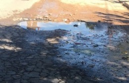 Una pérdida de agua provocó un bache en 74 entre 4 y 5