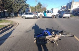 Accidente de una moto con un auto en el barrio El Triunfo