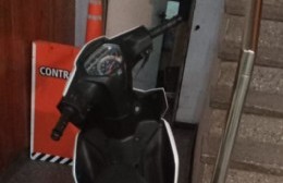 Hacía piruetas y molestaba a vecinos en una moto robada