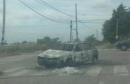 Quejas por un auto quemado en Avenida 13 y 98