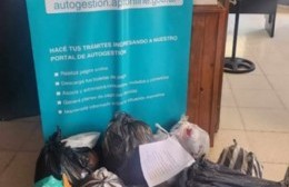 Vecinos de Altos de San Lorenzo le dejaron la basura en la puerta del despacho al Delegado