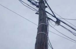 Noche de terror para familia que tiene cables a los chispazos en la puerta