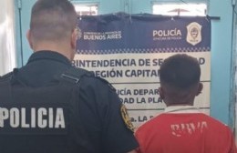 Robo en un kiosco y se fue caminando con una TV al hombro