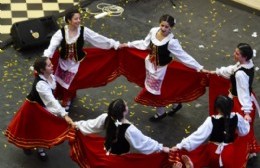 Italia conquista Plaza Moreno con gastronomía típica, música en vivo y danza