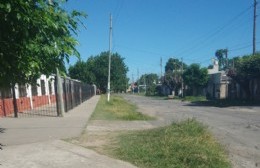 Reclamo por el corte de pasto en inmediaciones de un colegio muy concurrido