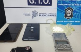 Una pareja terminó detenida por tener cocaína y una balanza en el auto