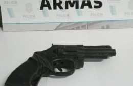 Lo fueron a buscar y le tiró piedras a la policía: Tenía un arma trucha entre sus prendas